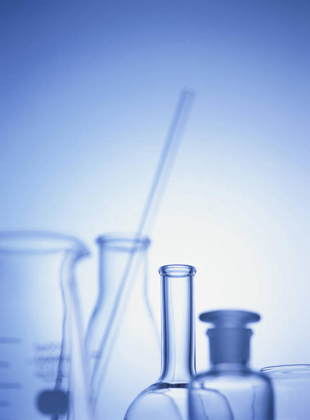 无人,竖图,室内,特写,白天,正面,实验,仪器,静物,玻璃,蓝色背景,朦胧,模糊,研究,透明,分析,化学,测试,烧瓶,锥形瓶,玻璃制品,玻璃棒,玻璃瓶,瓶子,搅拌,器皿,摄影,影棚,玻璃仪器,试验耗材,实验用品,三角烧瓶,依氏烧瓶,锥形烧瓶,引流,玻棒,彩图,影棚拍摄,拍摄