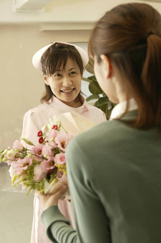 东方人,背部,两个人,病人,护士,医院,站,笑,微笑,露齿笑,竖图,室内,白天,正面,工作服,制服,植物,帽子,亚洲,握,阴影,服装,盛开,反射,盆栽,影子,墙,盆景,花蕾,注视,休闲装,黄种人,相视,墙壁,墙面,花,花瓣,花朵,鲜花,衣服,绿色,白色,自然,花苞,花蕊,观察,看,站着,休闲,面对面,休闲服,握着,服饰,生长,成长,观看,对视,察看,护士帽,互视,白衣天使,关注,病患,相对,医疗机构,相看,工作制服,女人,女性,中年女性,亚洲人,患者,就医者,站立,半身,彩图,工作套服,病院,诊所