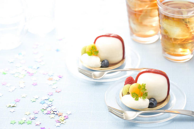 点心,无人,横图,俯视,室内,特写,白天,幸福,餐桌,茶,桌子,椰子,杯子,餐具,水果,阴影,新鲜,反射,叉子,碟子,盘,影子,生食,茶叶,食品,甜点,甜品,果实,两把,两杯,娱乐,玻璃制品,食物,糕点,盘子,水杯,碟,甜食,奶油,享受,休闲,温馨,放松,乐趣,摄影,有机食品,绿色食品,影棚,餐台,提神,乳制品,舒适,醒脑,餐叉,大椰,胥余,椰瓢,越王头,激凌,克林姆,淇淋,饼茶,茶饼,团茶,玻璃杯,进餐用具,彩图,高角度拍摄,影棚拍摄,拍摄