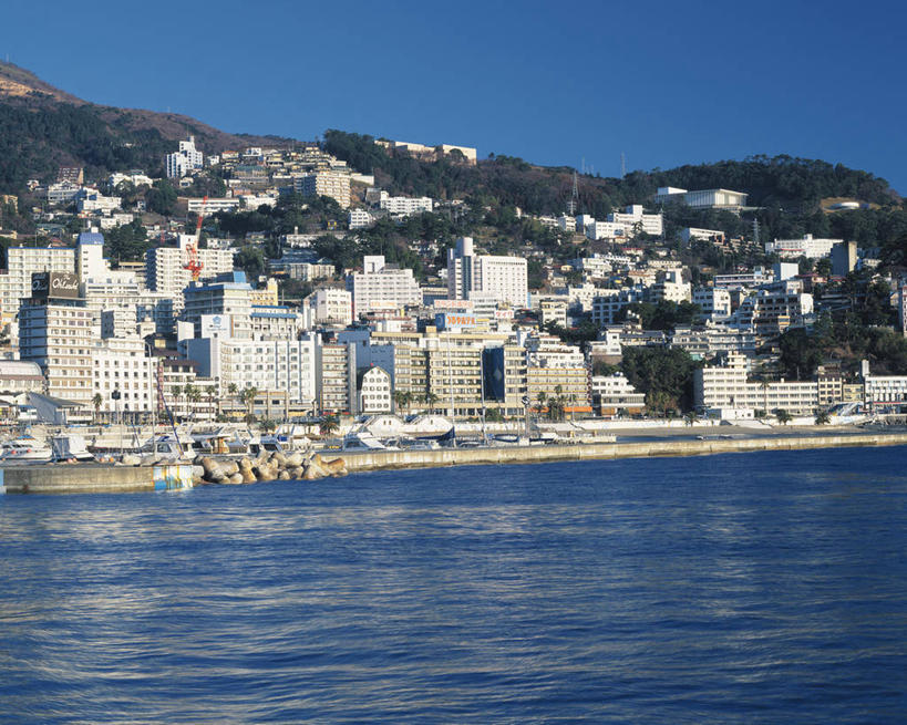 无人,家,横图,室外,白天,正面,度假,海浪,海洋,美景,山,山脉,树林,植物,城市风光,城市,静冈县,日本,亚洲,阴影,光线,影子,房屋,屋子,景观,浪花,山峰,公寓,山峦,娱乐,洋房,楼房,住宅,树,树木,蓝色,绿色,蓝天,天空,阳光,自然,海水,群山,天,享受,休闲,景色,放松,生长,晴朗,成长,海景,东亚,本州,万里无云,本州岛,日本国,中部地方,静冈,大海,风浪,海,海水的波动,近岸浪,涌浪,晴空,晴空万里,彩图,房子,热海市