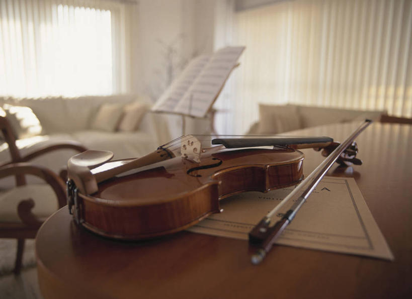 无人,客厅,横图,室内,白天,正面,窗帘,靠垫,沙发,桌面,桌子,书籍,朦胧,模糊,装饰,木制,木桌,靠枕,乐谱,乐器,五线谱,弦乐器,小提琴,音乐,架子,帘子,木制品,垫子,枕头,遮阳,琴弓,华丽,修饰,点缀,起居室,节拍,弓拉弦乐器,弓拉弦鸣乐器,音符,布艺沙发,乐谱架,符头,符干,符尾,乐章,衬托,美观,雅致,雅观,客堂,彩图,木桌子