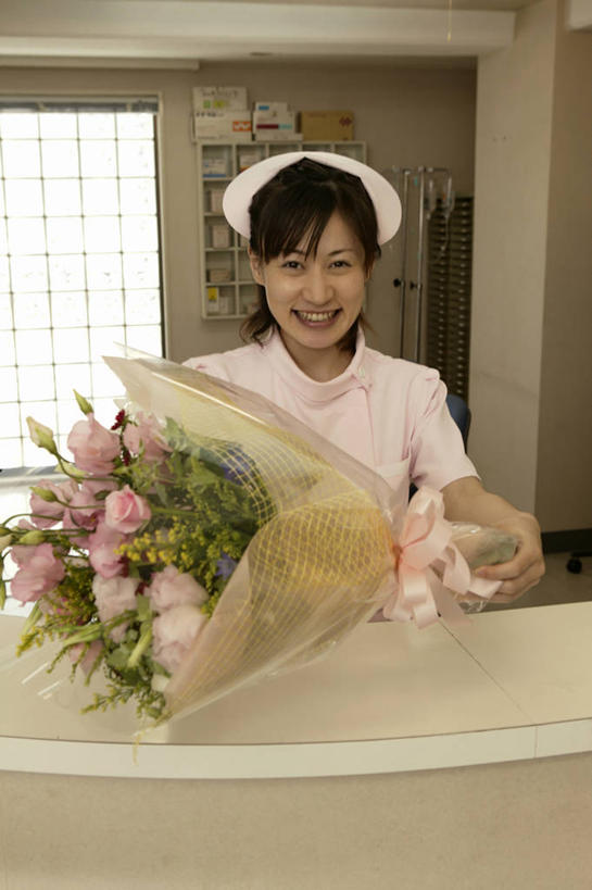 东方人,一个人,护士,办公室,医院,站,笑,微笑,露齿笑,竖图,室内,白天,正面,工作服,制服,家具,桌子,帽子,亚洲,仅一个女性,仅一个人,握,服装,盛开,办公桌,拿,花蕾,拿着,注视,黄种人,花,花瓣,花朵,鲜花,衣服,花苞,花蕊,观察,看,站着,仅一个中年女性,握着,服饰,观看,察看,护士帽,白衣天使,衣着,穿着,关注,医疗机构,办公家具,工作制服,衣饰,女人,女性,中年女性,亚洲人,站立,半身,彩图,工作套服,病院,诊所