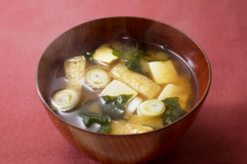 豆腐,无人,横图,俯视,室内,特写,白天,烹饪,红色背景,木制,日本料理,味增汤,料理,食品,菜肴,美食,食物,木制品,容器,碗,日式料理,日式,海藻,摄影,佳肴,影棚,储藏,海草,豆制品,储存,彩图,高角度拍摄,影棚拍摄,拍摄,贮存