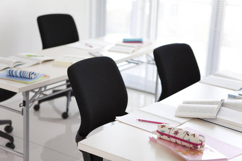 无人,学校,横图,室内,白天,正面,窗户,桌子,袋子,书籍,阴影,反射,笔,影子,墙,办公用品,书桌,校园,玻璃窗,墙壁,墙面,文具,白色,笔袋,课桌,容器,学习用品,书本,教室,储藏,文具用品,课堂,储存,书,图书,彩图,贮存