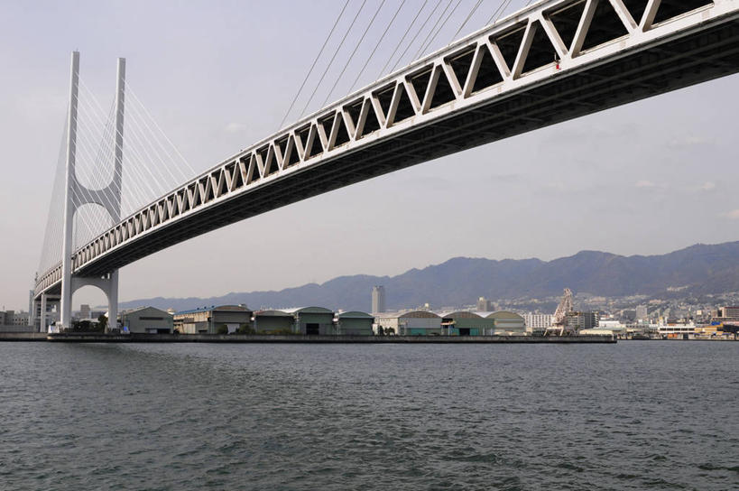 无人,家,横图,室外,白天,仰视,旅游,度假,海浪,海洋,山,山脉,树林,植物,标志建筑,大桥,地标,建筑,桥梁,日本,亚洲,阴影,光线,影子,房屋,屋子,浪花,山峰,斜拉桥,桥,山峦,娱乐,建设,楼房,住宅,树,树木,蓝色,绿色,蓝天,天空,阳光,自然,海水,群山,天,享受,休闲,旅游胜地,放松,生长,晴朗,成长,海景,东亚,本州,万里无云,本州岛,日本国,近畿地方,近畿,兵库,兵库县,神户,神户市,神戸,县厅,神戸市,斜张桥,大海,风浪,海,海水的波动,近岸浪,涌浪,晴空,晴空万里,彩图,低角度拍摄,房子,东滩区,东神户大桥