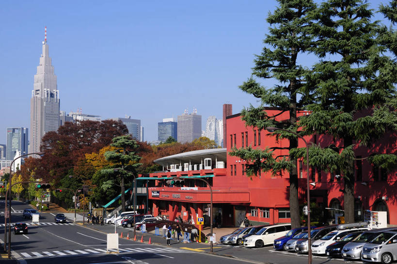 无人,高楼大厦,停车场,横图,室外,白天,正面,度假,美景,植物,城市风光,城市,大厦,道路,建筑,路,摩天大楼,人行横道,公路,汽车,日本,亚洲,阴影,光线,影子,景观,人行道,交通,娱乐,车,树,树木,蓝色,绿色,蓝天,天空,阳光,自然,交通工具,轿车,天,享受,休闲,景色,放松,生长,晴朗,成长,载具,人行横道线,东亚,万里无云,日本国,晴空,晴空万里,斑马线,马路,彩图,泊车场,大楼,高层建筑,高楼,摩天楼