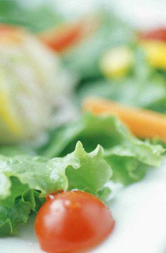 无人,竖图,室内,特写,白天,正面,烹饪,西餐,萝卜,胡萝卜,蔬菜,西红柿,小番茄,阴影,朦胧,模糊,新鲜,反射,影子,生菜,莴苣,调料,酱料,酱汁,蔬菜沙拉,佐料,沙拉,料理,食品,调味品,调味料,色拉,酱,沙拉酱,沙律,菜肴,美食,食物,西式,佳肴,有机食品,绿色食品,色拉酱,黄萝卜,番萝卜,春菜,鹅仔菜,莴仔菜,千金菜,叶用莴苣,小西红柿,樱桃小番茄,珍珠小番茄,樱桃番茄,圣女果,红萝卜,甘荀,番茄,彩图,丁香萝卜,胡芦菔金,金笋