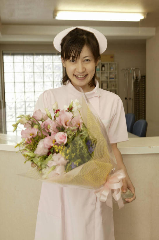 东方人,一个人,前台,护士,站,笑,微笑,露齿笑,竖图,室内,白天,正面,工作服,制服,窗户,天花板,桌子,帽子,照明,亚洲,仅一个女性,仅一个人,握,阴影,盛开,光线,影子,办公桌,墙,灯光,花蕾,注视,黄种人,顶灯,玻璃窗,墙壁,墙面,灯,花,花瓣,花朵,鲜花,灯具,花苞,花蕊,观察,看,站着,仅一个中年女性,一束,服务台,握着,观看,照亮,察看,护士帽,白衣天使,照明设备,关注,工作制服,女人,女性,中年女性,亚洲人,站立,半身,彩图,工作套服,帮助台,呼叫台