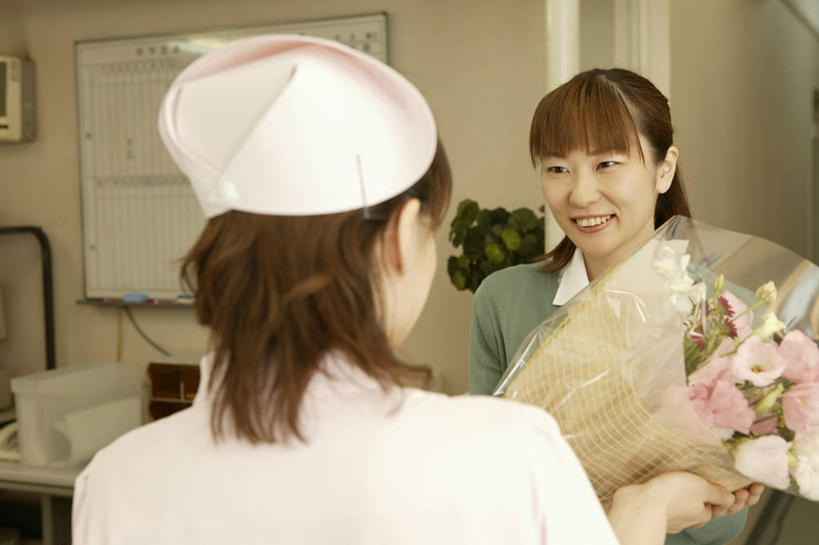 东方人,背部,两个人,病人,护士,医院,站,捧,笑,微笑,露齿笑,横图,室内,白天,正面,工作服,衬衫,制服,植物,帽子,亚洲,阴影,盛开,反射,盆栽,影子,墙,盆景,花蕾,注视,黄种人,相视,墙壁,墙面,花,花瓣,花朵,鲜花,绿色,白色,自然,花苞,花蕊,观察,看,站着,一束,面对面,生长,成长,观看,对视,察看,护士帽,互视,白衣天使,关注,病患,相对,医疗机构,相看,工作制服,女人,女性,中年女性,亚洲人,患者,就医者,端,端着,捧着,手捧,站立,半身,彩图,衬衣,工作套服,病院,诊所