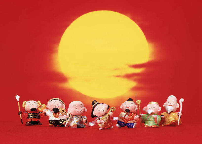 无人,横图,室内,白天,正面,幸福,智慧,日落,静物,雕塑,一排,红色背景,节日,日本文化,神话,艺术,整齐,装饰,并列,并排,雕刻,雕像,晚霞,霞光,落日,文化,弥勒佛,排列,黄昏,寿,财神爷,工艺品,祈祷,健康,彩霞,许愿,财富,摄影,宗教,佛教,信仰,影棚,纪念,祈求,美术,队列,主题,平行,陈列,财神,功能,美学,长寿,庇佑,庇护,高禄,护法,护法神,七福神,神灵,弁财天,辩才天,辩才天女,布袋和尚,布袋神,大黑天,大黑天神,福禄寿,福禄寿神,惠比寿,惠比须,玛哈嘎拉,弥勒,弥勒菩萨,莫诃哥罗,毗沙门天,毘沙门天,萨罗斯瓦蒂,寿老人,寿老神,土地神,昆沙门天,禄,福,释教,夕照,薄暮,平安,夕阳,辩论,彩图,全身,影棚拍摄,拍摄,傍晚,斜阳,传统文化