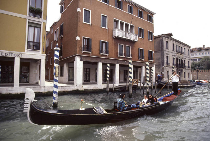 划船,西方人,家,站,坐,横图,室外,白天,正面,度假,河流,美景,水,窗户,城市风光,城市,船,意大利,欧洲,威尼斯,欧洲人,一艘,握,波纹,飞溅,服装,溅,液体,房屋,墙,屋子,河水,景观,水滴,水流,公寓,木船,许多人,拿,拿着,休闲装,娱乐,洋房,楼房,玻璃窗,墙壁,墙面,住宅,水珠,衣服,水纹,天空,船尾波,交通工具,波浪,天,站着,一群人,享受,休闲,休闲服,景色,放松,握着,服饰,舟,威尼托,南欧,喷洒,载具,贡多拉,威尼托大区,意大利共和国,首府,威内托,威内托大区,荡舟,公朵拉,男人,男性,年轻男性,年轻女性,女人,女性,白种人,站立,坐着,彩图,全身,房子,大运河