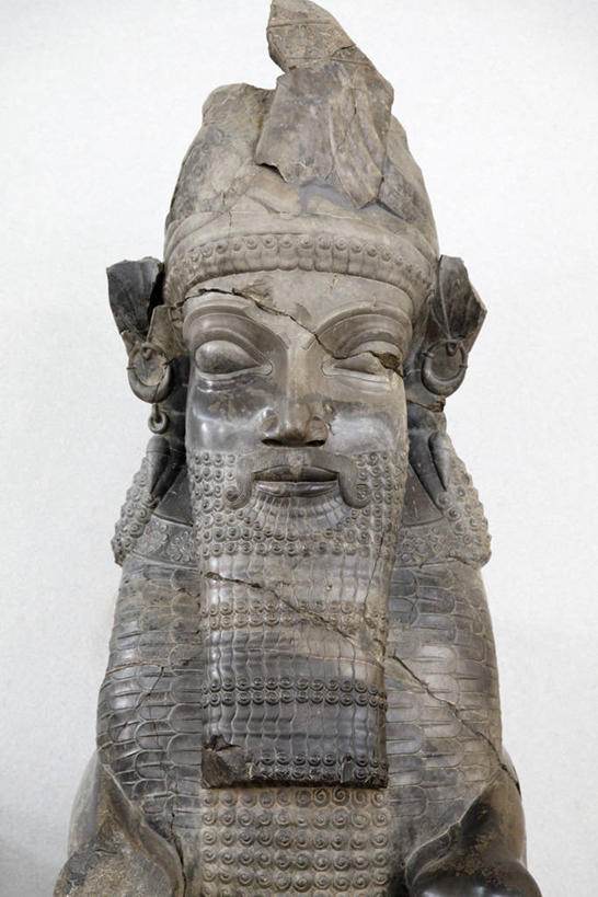 一个人,无人,博物馆,竖图,室内,白天,白色背景,正面,旅游,度假,名胜古迹,标志建筑,地标,建筑,雕塑,伊朗,亚洲,仅一个男性,仅一个人,研究,遗迹,艺术,装饰,雕刻,雕像,墙,首都,教育,古迹,文物,娱乐,建设,古建筑,石雕,墙壁,墙面,仅一个年轻男性,白色,工艺品,享受,休闲,旅游胜地,放松,纪念,展览,美术,欣赏,主题,西亚,陈列,古文明,功能,美学,伊朗伊斯兰共和国,典藏,德黑兰,男人,男性,年轻男性,半身,彩图