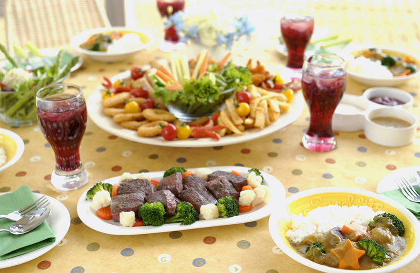 米饭,咖哩,果汁,无人,横图,俯视,室内,特写,白天,烹饪,西餐,餐桌,桌子,萝卜,胡萝卜,蔬菜,杯子,餐具,阴影,朦胧,模糊,新鲜,反射,碟子,盘,影子,生菜,莴苣,调料,酱料,酱汁,蔬菜沙拉,佐料,沙拉,料理,食品,饮品,饭,调味品,调味料,色拉,酱,咖喱,沙拉酱,沙律,菜肴,美食,玻璃制品,食物,饮料,盘子,水杯,碟,西式,佳肴,有机食品,绿色食品,餐台,色拉酱,五谷,可口,黄萝卜,番萝卜,春菜,鹅仔菜,莴仔菜,叶用莴苣,适口,玻璃杯,红萝卜,甘荀,彩图,高角度拍摄,丁香萝卜,胡芦菔金,金笋