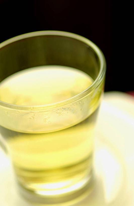 无人,竖图,俯视,室内,特写,白天,幸福,茶,杯子,阴影,朦胧,模糊,反射,影子,茶叶,凉茶,饮品,一杯,娱乐,玻璃制品,饮料,一个,水杯,花茶,享受,休闲,温馨,放松,乐趣,清热,保健,养生,单个,花草茶,舒适,香花茶,香片,熏花茶,解毒,下火,玻璃杯,彩图,高角度拍摄