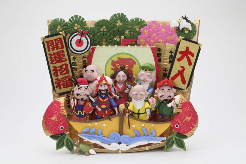 帆船,无人,站,横图,室内,白天,白色背景,正面,幸福,智慧,成功,胜利,植物,船,鲤鱼,雕塑,节日,庆祝,日本文化,神话,艺术,装饰,日文,鱼,标志,雕刻,雕像,文字,字符,飞镖,注视,文化,标识,水产,鱼类,弥勒佛,树,树木,绿色,自然,寿,财神爷,工艺品,交通工具,观察,看,祈祷,站着,庆典,健康,汉字,许愿,财富,摄影,宗教,佛教,信仰,影棚,生长,成长,观看,纪念,靶心,祈求,美术,察看,关注,中文,载具,水生动物,主题,瞄准,水生物,陈列,财神,功能,美学,日语,镖针,飞镖运动,长寿,庇佑,国文,华文,庇护,高禄,护法,护法神,七福神,神灵,弁财天,辩才天,辩才天女,布袋和尚,布袋神,大黑天,大黑天神,福禄寿,福禄寿神,惠比寿,惠比须,玛哈嘎拉,弥勒,弥勒菩萨,莫诃哥罗,毗沙门天,毘沙门天,萨罗斯瓦蒂,寿老人,寿老神,土地神,昆沙门天,禄,福,释教,平安,鲤子,鲤拐子,辩论,站立,彩图,全身,影棚拍摄,拍摄,日本新年,淡水生物,河鲜,传统文化