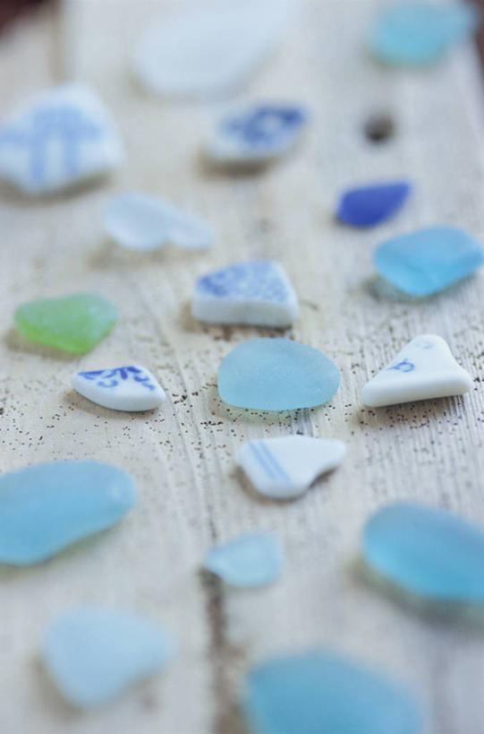 无人,竖图,俯视,室内,特写,白天,静物,许多,阴影,朦胧,模糊,破碎,反射,影子,陶瓷,陶瓷制品,很多,破坏,破损,蓝色,粉碎,损坏,毁坏,摧毁,彩图,高角度拍摄