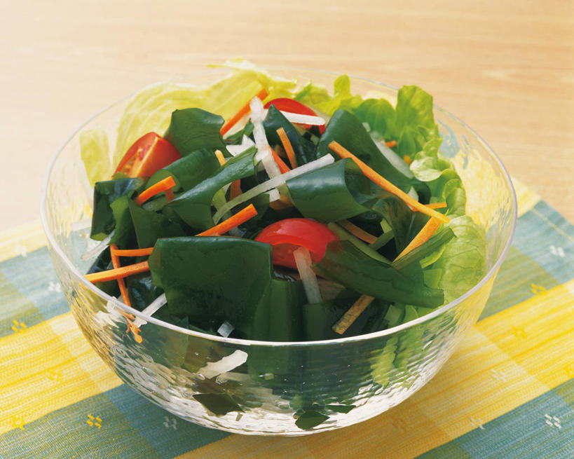 无人,横图,俯视,室内,特写,白天,烹饪,西餐,餐桌,桌子,萝卜,胡萝卜,蔬菜,西红柿,玻璃,阴影,新鲜,反射,影子,调料,酱料,酱汁,蔬菜沙拉,佐料,沙拉,料理,食品,调味品,调味料,色拉,酱,沙拉酱,沙律,菜肴,美食,玻璃制品,食物,一个,容器,碗,海藻,西式,佳肴,有机食品,绿色食品,单个,餐台,色拉酱,储藏,海草,储存,黄萝卜,番萝卜,洋柿子,红萝卜,柑仔蜜,甘荀,番茄,臭柿,彩图,高角度拍摄,六月柿,丁香萝卜,胡芦菔金,金笋,贮存,喜报三元