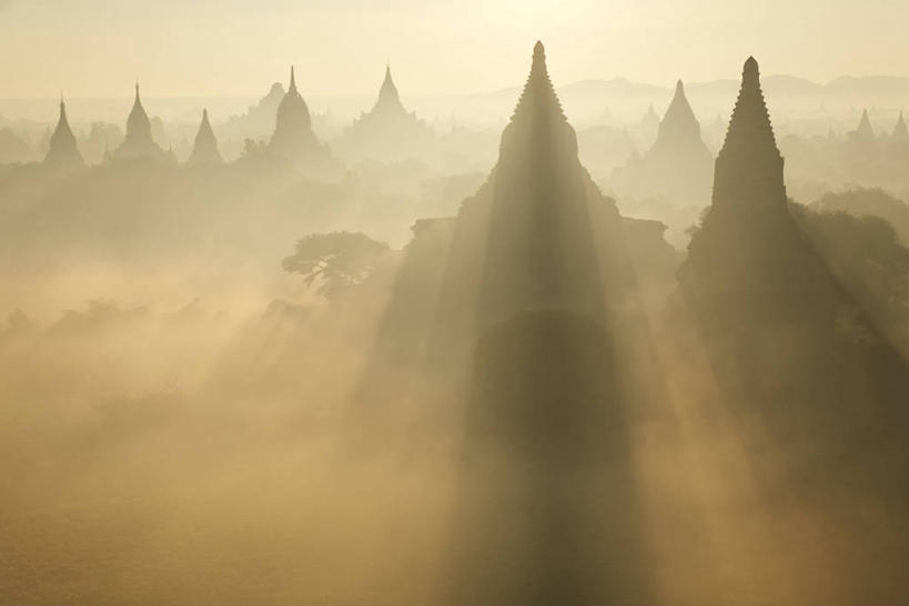 无人,寺庙,横图,室外,白天,正面,旅游,度假,日出,名胜古迹,太阳,雾,标志建筑,地标,建筑,缅甸,亚洲,节日,朦胧,模糊,遗迹,朝霞,晨曦,黎明,背光,燃烧,古迹,文化,文物,娱乐,建设,古建筑,阳光,香火,庙宇,祈祷,享受,休闲,健康,旅游胜地,放松,许愿,宗教,东南亚,信仰,纪念,祈求,迷雾,逆光,古文明,蒲甘,缅甸联邦,曼德勒省,平安,朝阳,大雾,彩图,卯时,破晓,日始,庙,寺