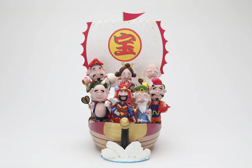 东方人,无人,站,横图,室内,特写,白天,白色背景,正面,民族服装,幸福,智慧,船,静物,雕塑,亚洲,服装,节日,日本文化,神话,艺术,装饰,标志,雕刻,雕像,文字,字符,木船,许多人,注视,黄种人,文化,标识,弥勒佛,衣服,寿,财神爷,工艺品,交通工具,观察,看,祈祷,站着,一群人,健康,汉字,许愿,财富,摄影,宗教,服饰,佛教,信仰,影棚,观看,纪念,祈求,美术,察看,舟,衣着,穿着,关注,中文,载具,主题,陈列,财神,功能,美学,长寿,庇佑,国文,华文,庇护,高禄,护法,护法神,七福神,神灵,弁财天,辩才天,辩才天女,布袋和尚,布袋神,大黑天,大黑天神,福禄寿,福禄寿神,惠比寿,惠比须,玛哈嘎拉,弥勒,弥勒菩萨,莫诃哥罗,毗沙门天,毘沙门天,萨罗斯瓦蒂,寿老人,寿老神,土地神,昆沙门天,禄,福,衣饰,释教,平安,老年男性,老年女性,男人,男性,女人,女性,亚洲人,辩论,站立,彩图,全身,影棚拍摄,传统服装,民俗服,拍摄,传统文化