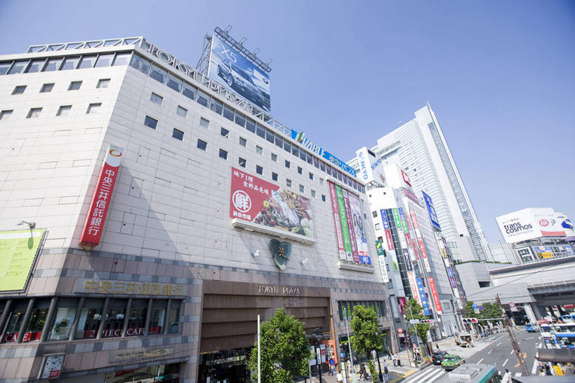 无人,火车站,横图,室外,白天,仰视,度假,美景,植物,城市风光,城市,道路,路,公路,车站,汽车,东京,日本,亚洲,阴影,光线,影子,景观,站台,交通,娱乐,月台,车,树,树木,蓝色,绿色,蓝天,天空,阳光,自然,交通工具,轿车,天,享受,休闲,景色,放松,生长,晴朗,成长,载具,东亚,本州,万里无云,关东地方,本州岛,日本国,东京都,涩谷,涉谷,涩谷区,晴空,晴空万里,马路,彩图,低角度拍摄,铁路车站,铁路站,涩谷站