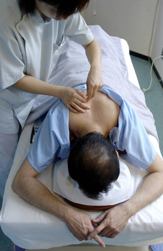 东方人,两个人,病人,按摩师,医院,站,竖图,俯视,室内,白天,工作服,制服,床,亚洲,握,阴影,反射,医学,影子,床单,注视,黄种人,文化,被子,病床,低头,观察,看,趴着,站着,治疗,握着,保健,观看,经络,察看,医疗,穴位,被单,关注,中国文化,病患,针灸,调和,中医,医治,医疗机构,垂头,工作制服,疏通,灸法,针法,中医学,男人,男性,年轻男性,年轻女性,女人,女性,亚洲人,患者,就医者,技师,趴,站立,半身,彩图,高角度拍摄,工作套服,病院,诊所,护理床,医疗床,保健人员,传统文化