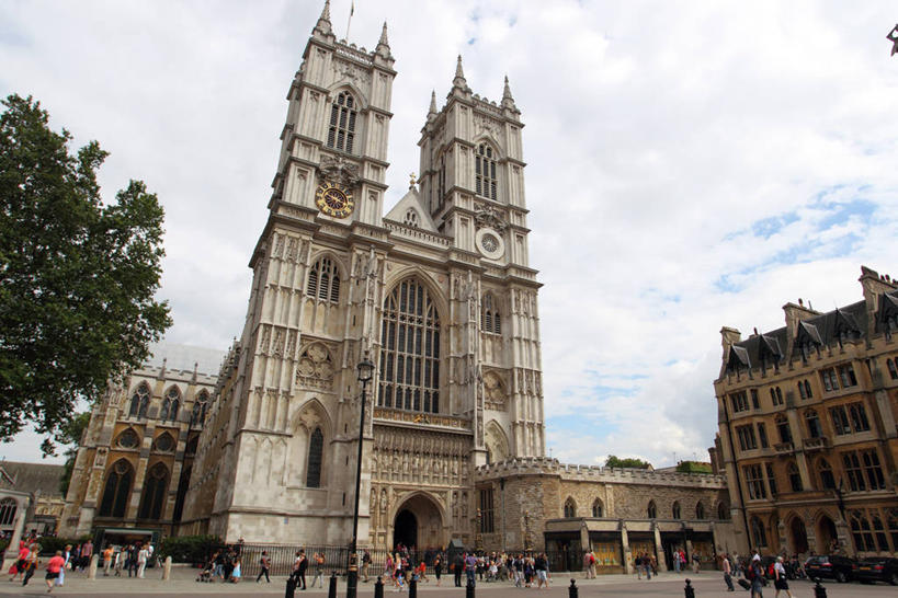 西方人,教堂,站,走,横图,室外,白天,仰视,旅游,度假,名胜古迹,植物,标志建筑,地标,建筑,英国,欧洲,伦敦,欧洲人,行人,游客,游人,阴影,服装,节日,遗迹,光线,影子,云,云朵,首都,许多人,云彩,注视,休闲装,古迹,文化,文物,娱乐,建设,古建筑,路人,旅客,树,树木,衣服,蓝色,绿色,白云,蓝天,天空,阳光,自然,天,观察,看,祈祷,站着,一群人,享受,休闲,健康,休闲服,旅游胜地,放松,许愿,宗教,服饰,信仰,生长,晴朗,成长,观看,纪念,祈求,察看,西欧,关注,大不列颠,信念,古文明,威斯敏斯特市,大不列颠及北爱尔兰联合王国,威斯敏斯特教堂,雾都,过客,平安,男人,男性,年轻男性,年轻女性,女人,女性,白种人,晴空,步行,散步,站立,走路,半身,彩图,低角度拍摄,大教堂,礼拜堂,大不列颠王国,大英帝国,联合王国,日不落帝国,威斯敏斯特圣彼得牧师团教堂,威斯敏斯特修道院