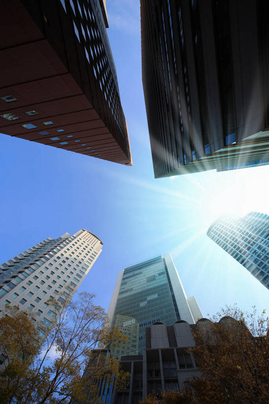 无人,高楼大厦,竖图,室外,白天,仰视,度假,办公楼,美景,植物,城市风光,城市,大厦,建筑,摩天大楼,写字楼,日本,亚洲,阴影,光线,影子,景观,娱乐,树,树木,蓝色,绿色,蓝天,天空,阳光,自然,楼宇,天,享受,休闲,商务楼,景色,放松,大阪,生长,晴朗,成长,东亚,本州,万里无云,大阪府,本州岛,日本国,近畿地方,近畿,北区,晴空,晴空万里,彩图,低角度拍摄,镜头光晕,透镜闪耀,眩光,大楼,高层建筑,高楼,摩天楼