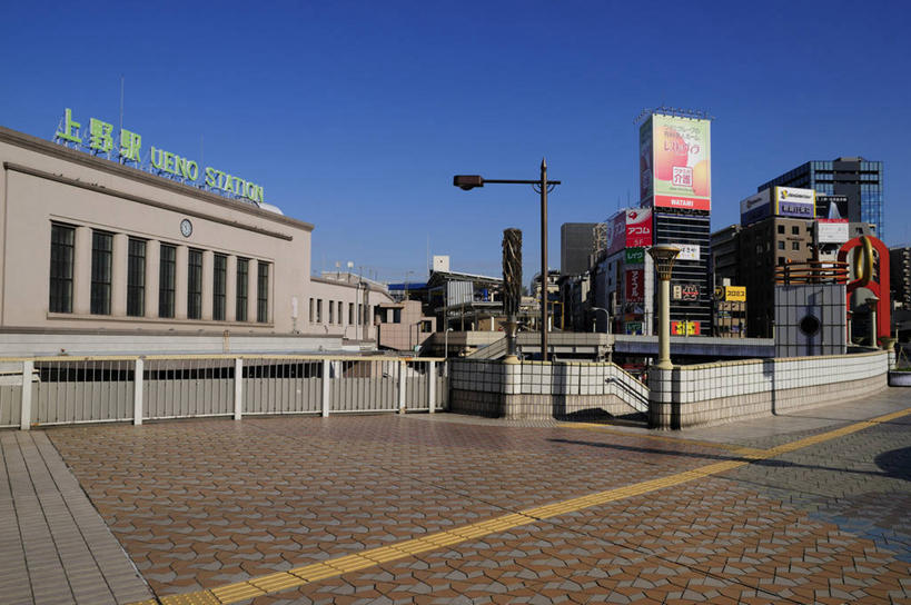 无人,家,横图,室外,白天,正面,度假,美景,城市风光,城市,道路,路,路灯,车站,照明,东京,日本,亚洲,阴影,光线,影子,房屋,屋子,景观,小路,灯光,分界线,停车线,站台,交通,娱乐,楼房,月台,住宅,灯,蓝色,蓝天,天空,阳光,天,享受,休闲,景色,放松,晴朗,车行道,车行道分界线,照亮,照明设备,标线,东亚,车行线,本州,万里无云,关东地方,本州岛,日本国,东京都,台东区,晴空,晴空万里,彩图,房子,上野