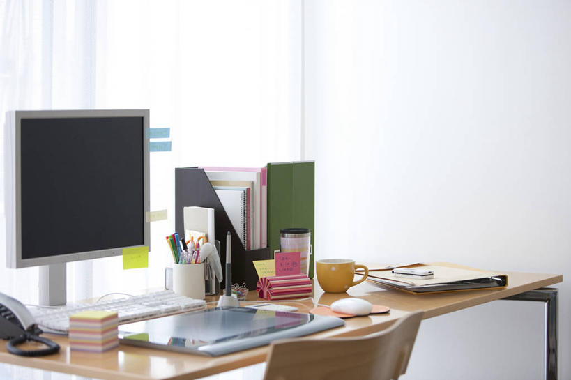 无人,办公室,打电话,横图,室内,白天,正面,显示器,键盘,窗户,家具,桌子,电话,椅子,笔筒,阴影,朦胧,模糊,反射,粘性,屏幕,影子,办公桌,墙,办公用品,便利贴,便签,输入设备,通讯设备,显示屏,玻璃窗,墙壁,墙面,文具,一个,白色,话筒,会议椅,容器,电话线,器皿,单个,储藏,办公设备,办公椅,文具用品,记事,固定电话,储存,通信设备,文件架,输出设备,资料架,办公家具,快捷,文化工具,商务椅,培训椅,方便,N次贴,便条贴,告诉贴,即时贴,文件框,文件座,资料档,资料座,插笔器具,文房用具,交流,便贴纸,电话机,沟通,通话,彩图,贮存