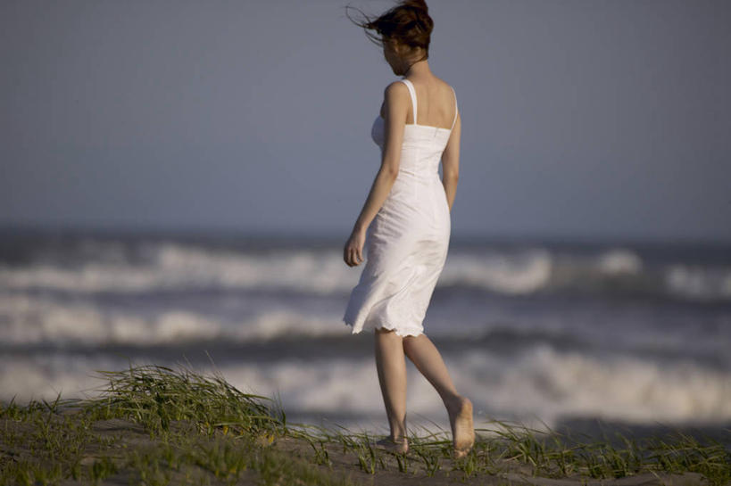 东方人,一个人,走,横图,室外,白天,裙子,草地,草坪,海浪,海洋,沙滩,植物,亚洲,仅一个年轻女性,仅一个女性,仅一个人,连衣裙,朦胧,模糊,沙子,海岸,浪花,乌云,云,阴天,云朵,沙地,云彩,黄种人,光脚,草,背面,绿色,天空,海水,天,赤脚,吊带裙,昏暗,阴沉,海景,年轻女性,女人,女性,亚洲人,大海,风浪,海,海水的波动,海滩,近岸浪,涌浪,步行,散步,走路,彩图,全身