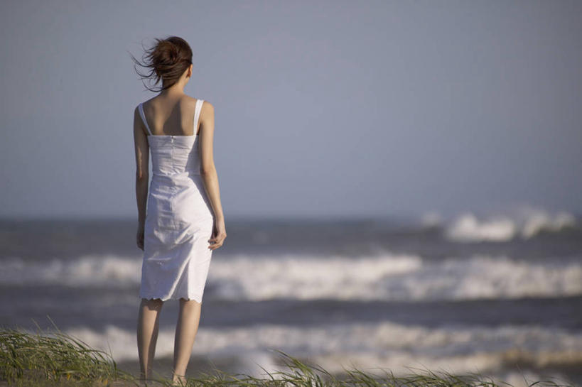 东方人,一个人,站,横图,室外,白天,裙子,草地,草坪,海浪,海洋,沙滩,植物,亚洲,仅一个年轻女性,仅一个女性,仅一个人,连衣裙,朦胧,模糊,沙子,海岸,浪花,乌云,云,阴天,云朵,沙地,云彩,黄种人,光脚,草,背面,绿色,天空,海水,天,站着,赤脚,吊带裙,昏暗,阴沉,海景,年轻女性,女人,女性,亚洲人,大海,风浪,海,海水的波动,海滩,近岸浪,涌浪,站立,彩图,全身