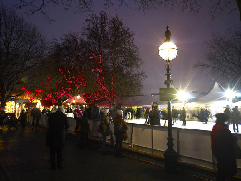 西方人,公园,栏杆,走,横图,室外,夜晚,正面,度假,美景,植物,城市风光,城市,道路,路,路灯,夜景,照明,英国,欧洲,伦敦,欧洲人,行人,游客,游人,阴影,服装,光线,影子,景观,围栏,小路,灯光,交通,首都,许多人,休闲装,娱乐,护栏,海德公园,路人,旅客,灯,树,树木,衣服,绿色,天空,自然,天,一群人,享受,休闲,休闲服,景色,放松,服饰,生长,成长,照亮,照明设备,西欧,大不列颠,威斯敏斯特市,大不列颠及北爱尔兰联合王国,雾都,过客,男人,男性,年轻男性,年轻女性,女人,女性,白种人,步行,散步,走路,半身,彩图,大不列颠王国,大英帝国,联合王国,日不落帝国