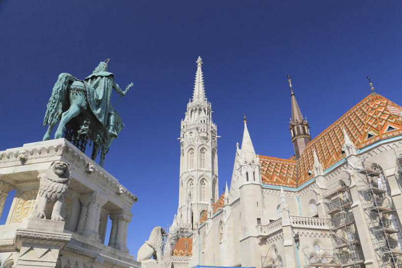 无人,教堂,横图,室外,白天,仰视,旅游,度假,名胜古迹,标志建筑,地标,建筑,雕塑,欧洲,匈牙利,阴影,节日,遗迹,艺术,装饰,光线,雕刻,雕像,瓦片,影子,墙,屋顶,首都,顶棚,瓦,古迹,文化,文物,娱乐,建设,古建筑,墙壁,墙面,一个,蓝色,灰色,蓝天,天空,阳光,工艺品,天,祈祷,享受,休闲,健康,旅游胜地,放松,许愿,宗教,建造,信仰,晴朗,单个,纪念,祈求,美术,布达佩斯,主题,陈列,信念,古文明,中欧,屋瓦,万里无云,功能,美学,匈牙利共和国,平安,晴空,晴空万里,彩图,低角度拍摄,大教堂,礼拜堂,马加什教堂,马提亚教堂