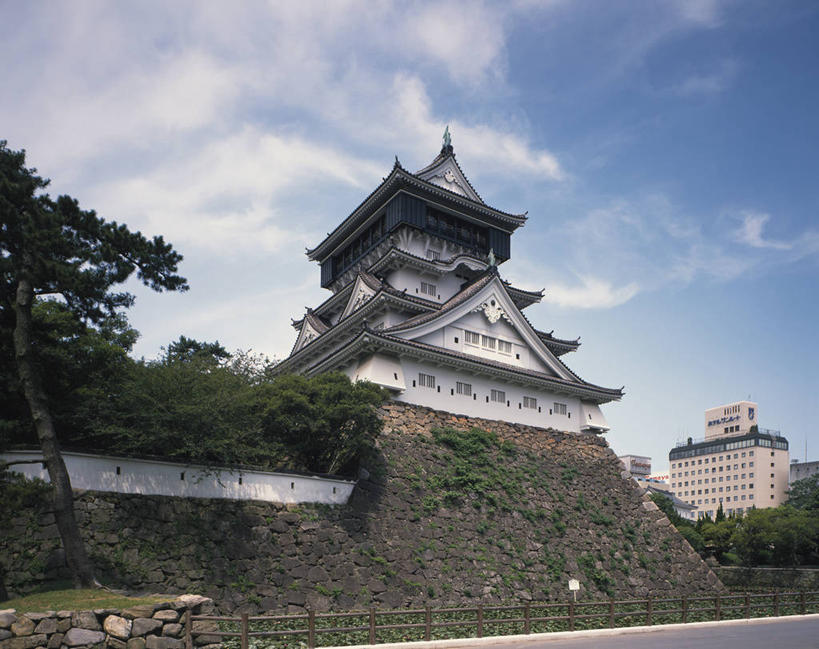 无人,横图,室外,白天,仰视,旅游,度假,名胜古迹,植物,标志建筑,道路,地标,建筑,路,福冈县,日本,亚洲,阴影,遗迹,光线,瓦片,影子,堡垒,城堡,墙,屋檐,云,云朵,小路,交通,云彩,古迹,文物,娱乐,建设,古建筑,檐,墙壁,墙面,树,树木,蓝色,绿色,白色,白云,蓝天,天空,阳光,自然,天,享受,休闲,旅游胜地,放松,生长,晴朗,成长,要塞,古文明,东亚,福冈,日本国,九州本岛,九州,九州岛,九州地方,北九州市,指月城,北九州,设防,晴空,彩图,低角度拍摄,小仓北区,鲤之城,胜山城,胜野城,小仓城,涌金城