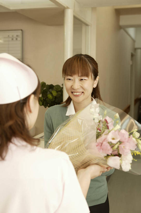 东方人,背部,两个人,病人,护士,医院,站,捧,笑,微笑,露齿笑,竖图,室内,白天,正面,工作服,制服,帽子,亚洲,阴影,服装,盛开,反射,影子,柱子,墙,花蕾,注视,休闲装,黄种人,相视,墙壁,墙面,花,花瓣,花朵,鲜花,衣服,粉色,灰色,花苞,花蕊,观察,看,站着,一束,休闲,面对面,休闲服,服饰,观看,对视,察看,护士帽,互视,白衣天使,关注,病患,相对,医疗机构,相看,工作制服,女人,女性,中年女性,亚洲人,患者,就医者,端,端着,捧着,手捧,站立,半身,彩图,工作套服,病院,诊所