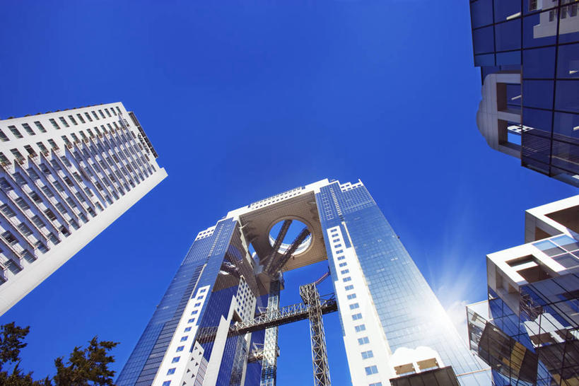 无人,高楼大厦,横图,室外,白天,仰视,旅游,度假,标志建筑,大厦,地标,建筑,摩天大楼,日本,亚洲,阴影,光线,影子,娱乐,建设,蓝色,蓝天,天空,阳光,天,享受,休闲,旅游胜地,放松,大阪,晴朗,东亚,本州,万里无云,大阪府,本州岛,日本国,近畿地方,近畿,北区,晴空,晴空万里,彩图,低角度拍摄,大楼,高层建筑,高楼,摩天楼,梅田蓝天大厦,梅田空中庭园