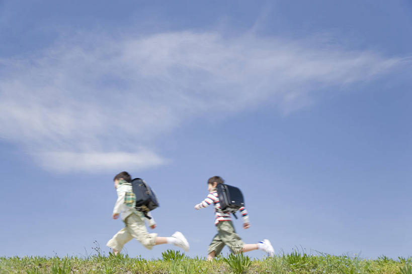 东方人,儿童,两个人,伙伴,朋友,横图,室外,白天,仰视,友谊,纯洁,亚洲,奔驰,阴影,服装,光线,包,书包,影子,云,云朵,云彩,注视,休闲装,黄种人,小孩,衣服,蓝色,白云,蓝天,天空,阳光,背包,天,奔跑,观察,看,休闲,休闲服,可爱,童年,童趣,服饰,晴朗,观看,察看,关注,童真,烂漫,无邪,天真,友情,男孩,男人,男性,亚洲人,晴空,彩图,低角度拍摄,全身,双肩包,男生