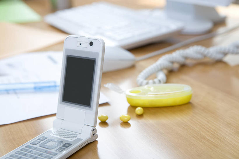 无人,打电话,横图,室内,特写,白天,正面,鼠标,键盘,桌子,静物,电话,手机,阴影,朦胧,模糊,反射,笔,材料,档案,文件,影子,办公用品,输入设备,通讯设备,书桌,文具,课桌,学习用品,资料,文具用品,一支,文档,通信设备,一部,交流,沟通,通话,彩图