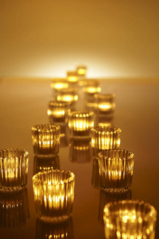 无人,竖图,俯视,室内,特写,白天,蜡烛,许多,阴影,朦胧,模糊,光线,火焰,影子,烛光,烛台,很多,燃烧,排列,点燃,摄影,影棚,褐色背景,火光,蜡烛架,摆列,烛架,彩图,高角度拍摄,影棚拍摄,拍摄,布列,分列