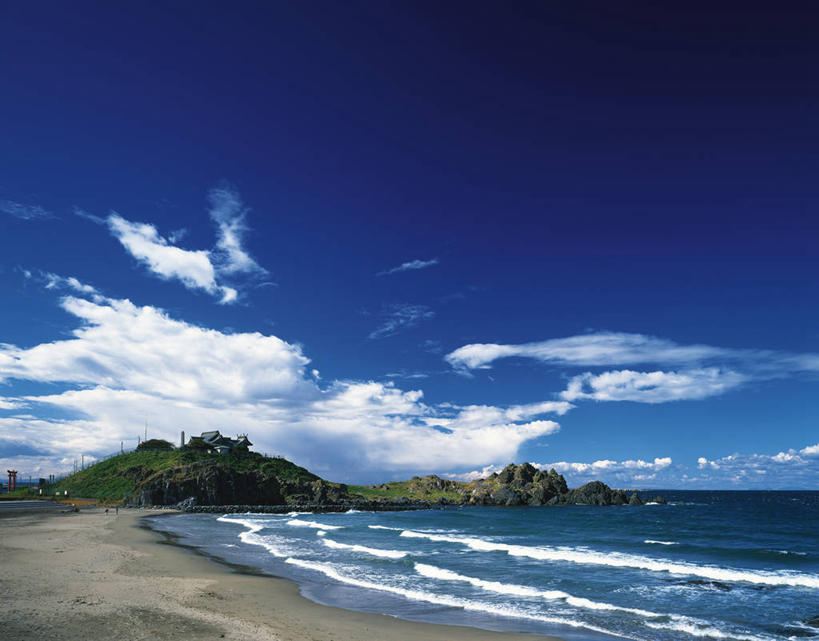 无人,横图,室外,白天,正面,旅游,度假,海浪,海洋,美景,沙滩,山,山脉,日本,亚洲,阴影,光线,沙子,影子,海岸,景观,浪花,山峰,云,云朵,沙地,山峦,云彩,娱乐,蓝色,白云,蓝天,天空,阳光,自然,海水,群山,天,享受,休闲,景色,放松,晴朗,自然风光,海景,东亚,本州,本州岛,日本国,青森,青森县,东北地方,大海,风浪,海,海水的波动,海滩,近岸浪,涌浪,晴空,彩图,八户,八户市