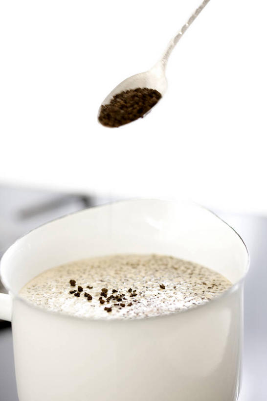 无人,竖图,俯视,室内,特写,白天,白色背景,幸福,茶,杯子,阴影,反射,影子,勺子,茶叶,一杯,茶勺,娱乐,一个,水杯,享受,休闲,温馨,放松,乐趣,摄影,影棚,单个,提神,舒适,醒脑,茶杯,彩图,高角度拍摄,影棚拍摄,拍摄