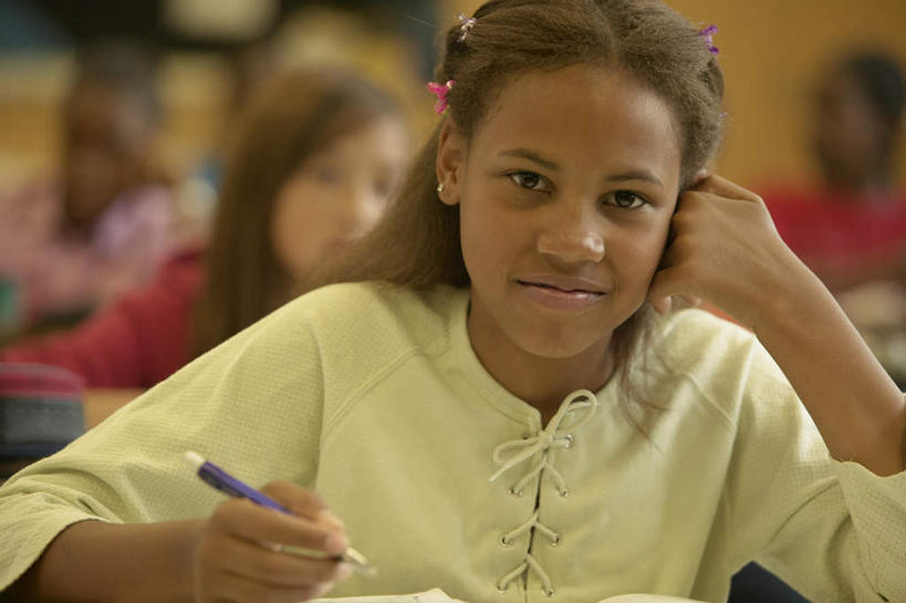 西方人,儿童,脸,头,脸颊,伙伴,朋友,学生,学校,坐,笑,微笑,横图,室内,特写,白天,正面,友谊,纯洁,欧洲,黑人,欧洲人,撑,学习,服装,朦胧,模糊,笔,许多人,注视,休闲装,肩膀,小孩,衣服,观察,看,一群人,休闲,教室,温暖,温馨,同学,休闲服,可爱,童年,童趣,服饰,观看,爱护,和睦,察看,撑头,课堂,校友,关爱,关注,童真,纯真,烂漫,无邪,同窗,学友,天真,友情,女孩,孩子,头部,脸部,脸蛋,面部,坐着,半身,彩图,小学,女生,小学生