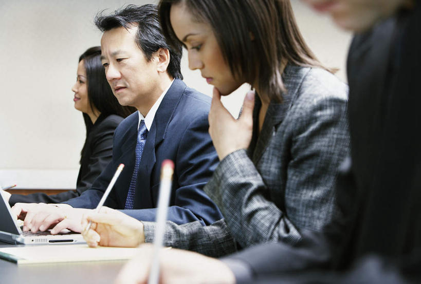 西方人,四个人,伙伴,朋友,商务人士,商务男性,商务女性,坐,笑,说,微笑,横图,室内,白天,正面,衬衫,讨论,友谊,合作,团队,电脑,笔记本电脑,欧洲,黑人,欧洲人,套装,朦胧,模糊,工作,会议,注视,观察,看,思考,思索,战略,沉思,观看,察看,关注,商务装,无线上网,便携式电脑,工薪阶层,联合,合谋,交流,配合,上网,协作,手提电脑,男人,男性,女人,女性,中年男性,中年女性,白种人,白领,上班族,沟通,讲话,交谈,商讨,说话,谈话,坐着,半身,彩图,衬衣