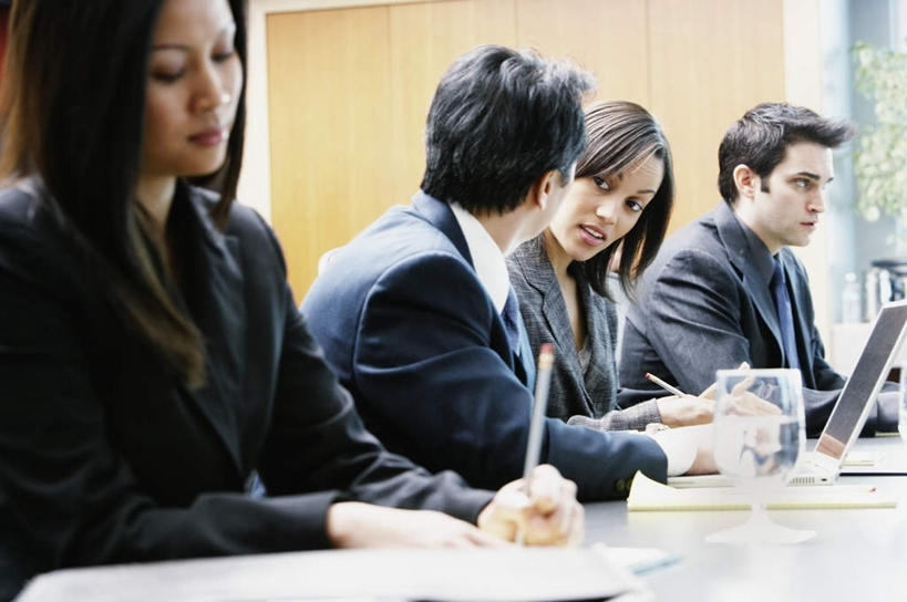 西方人,四个人,伙伴,朋友,商务人士,商务男性,商务女性,坐,笑,说,微笑,横图,室内,白天,正面,衬衫,讨论,友谊,合作,团队,电脑,笔记本电脑,欧洲,黑人,欧洲人,套装,朦胧,模糊,工作,会议,注视,观察,看,思考,思索,战略,沉思,观看,察看,关注,商务装,无线上网,便携式电脑,工薪阶层,联合,合谋,交流,配合,上网,协作,手提电脑,男人,男性,女人,女性,中年男性,中年女性,白种人,白领,上班族,沟通,讲话,交谈,商讨,说话,谈话,坐着,半身,彩图,衬衣