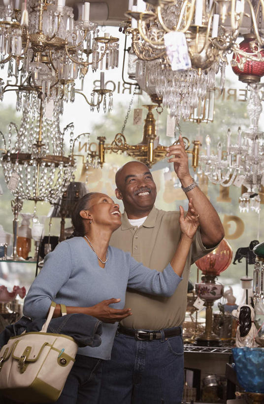 西方人,两个人,夫妻,商店,站,笑,微笑,露齿笑,竖图,室内,白天,正面,爱情,台灯,欧洲,非洲,黑人,欧洲人,许多,包,浪漫,注视,商铺,吊灯,灯,一个,饰品,手提包,灯具,观察,看,站着,恩爱,恋人,观看,察看,关注,水晶吊灯,市肆,商号,男人,男性,女人,女性,中年男性,中年女性,非洲人,夫妇,情侣,半身,彩图,店铺,伴侣