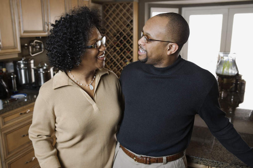 西方人,儿童,两个人,家庭,夫妻,站,笑,微笑,露齿笑,横图,室内,白天,正面,爱情,厨房,窗户,柜子,桌子,餐具,欧洲,黑人,欧洲人,撑,阴影,服装,光线,眼镜,影子,窗,房屋,屋子,公寓,调料,浪漫,注视,休闲装,楼房,玻璃窗,住宅,衣服,阳光,观察,看,靠,靠着,站着,休闲,温暖,温馨,一家人,休闲服,恩爱,恋人,服饰,观看,柜,和睦,察看,撑着,咖啡机,关注,用具,近视眼镜,男人,男性,女人,女性,中年男性,中年女性,夫妇,情侣,半身,彩图,房子,伴侣,融洽