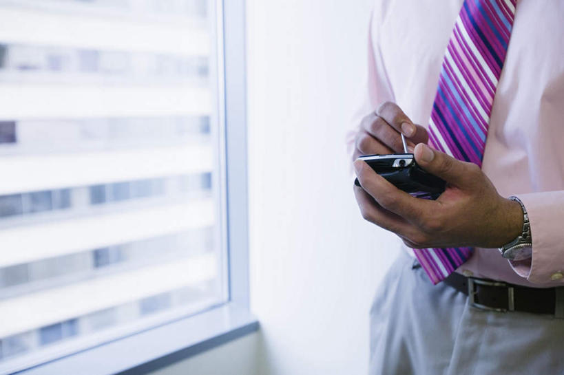 西方人,一个人,商务人士,商务男性,办公室,高楼大厦,站,打电话,横图,室内,特写,白天,背景,正面,衬衫,商务,办公楼,职员,窗户,落地窗,写字楼,电话,手机,欧洲,欧洲人,仅一个人,条纹,套装,正装,朦胧,模糊,商务手机,手表,领带,职业装,通讯设备,玻璃窗,楼层,站着,摩天大厦,帅哥,金融,商务套装,经济,彩条,移动设备,商务装,贸易,工薪阶层,交流,男人,男性,年轻男性,中年男性,白种人,白领,商人,上班族,沟通,通话,半身,彩图,衬衣,白领阶层,办公室职员