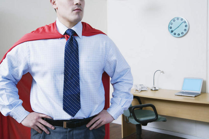 西方人,一个人,商务男性,站,笑,微笑,露齿笑,横图,室内,白天,正面,衬衫,电脑,笔记本电脑,窗户,台灯,椅子,欧洲,欧洲人,仅一个男性,仅一个人,套装,光线,网络,时钟,墙,领带,通讯设备,手叉腰,玻璃窗,墙壁,仅一个年轻男性,阳光,会议椅,挂钟,叉腰,站着,披风,办公椅,无线,通信设备,商务装,无线网络,无线上网,便携式电脑,工薪阶层,商务椅,培训椅,手提电脑,男人,男性,年轻男性,白种人,白领,上班族,半身,彩图,衬衣