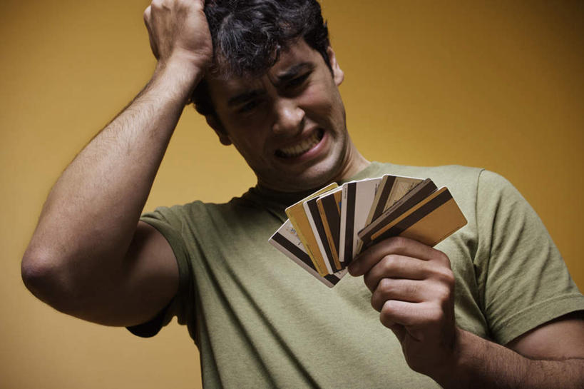 西方人,脸,头,脸颊,一个人,站,横图,室内,特写,白天,正面,T恤衫,信用卡,欧洲,欧洲人,仅一个男性,仅一个人,许多,抓头,黄色背景,拿,T恤,拿着,注视,肩膀,仅一个年轻男性,低头,观察,看,站着,休闲服,抓,卡,储蓄卡,苦恼,摄影,影棚,观看,察看,忧愁,关注,银行卡,男人,男性,年轻男性,白种人,头部,脸部,脸蛋,面部,半身,彩图,影棚拍摄,拍摄