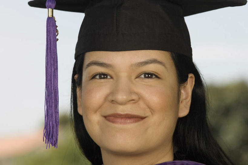 东方人,脸,头,脸颊,一个人,学生,站,笑,微笑,横图,室外,特写,白天,正面,森林,树林,植物,亚洲,仅一个年轻女性,仅一个女性,仅一个人,朦胧,模糊,云,云朵,云彩,黄种人,树,树木,绿色,白云,蓝天,天空,自然,天,站着,流苏,生长,成长,学士帽,毕业,学士服,年轻女性,女人,女性,白种人,亚洲人,头部,脸部,脸蛋,面部,半身,彩图